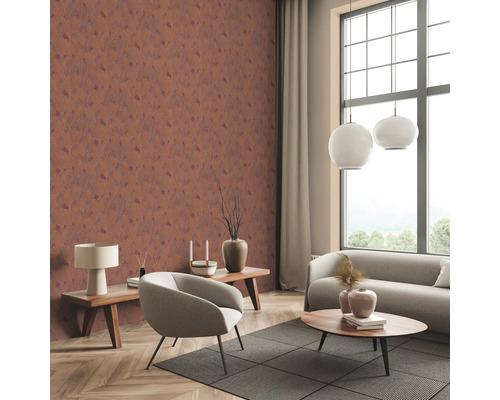 Wohnzimmer mit brauner Muster-Tapete, Sofa, Sessel und Tisch