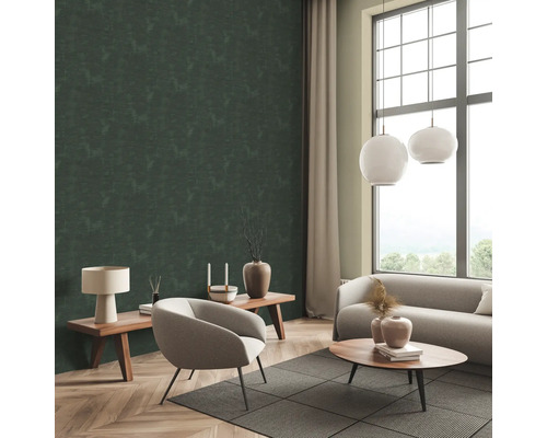 Wohnzimmer mit gemusterter Tapete und modernen Möbeln für ein stilvolles Ambiente