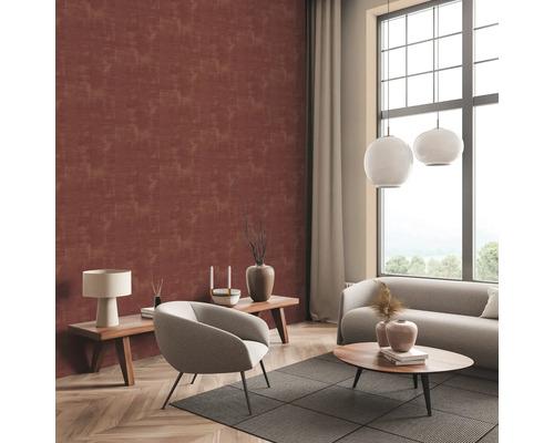 Wohnzimmer mit gemusterter Tapete, Sofa und Sessel