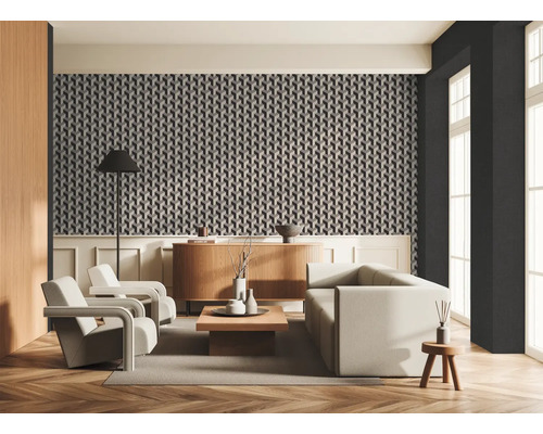 Wohnzimmer mit Sofa, Sesseln, Kommode und geometrischer Tapete