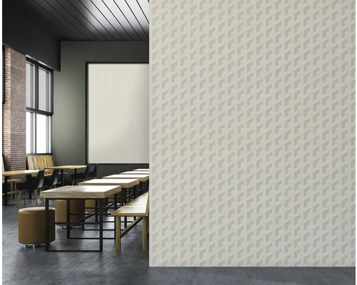 Innenraum mit Tischen, Stühlen und dekorativer Wand