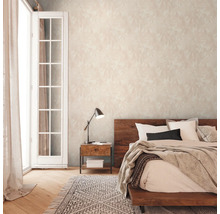 Schlafzimmer mit Bett, Nachttisch und gemusterter Tapete