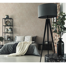 Schlafzimmer mit Bett, Regal und Stehlampe