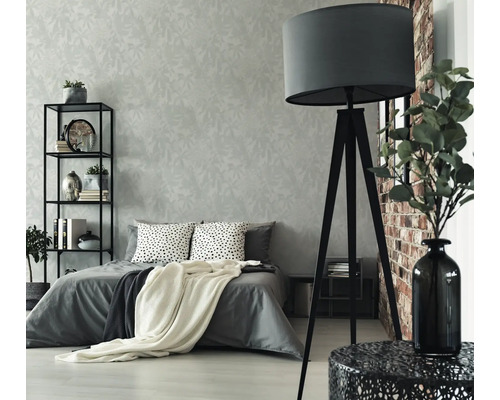 Schlafzimmer mit Bett, Regal, Stehlampe und dekorativer Wand