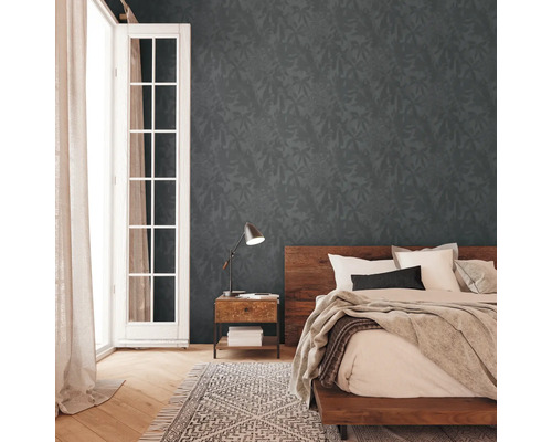 Schlafzimmer mit gemusterter Tapete, Bett und Nachttisch