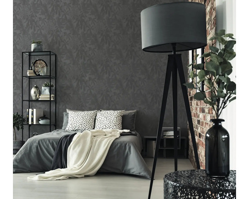 Schlafzimmer mit Bett, Regal, Stehlampe und gemusterter Tapete