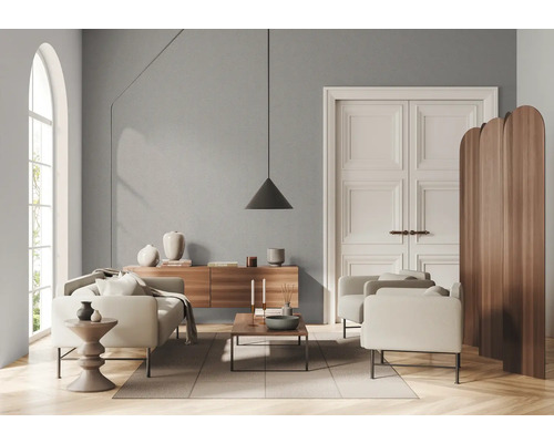 Wohnzimmer mit Sofa, Sessel, Couchtisch, Sideboard und Stehlampe