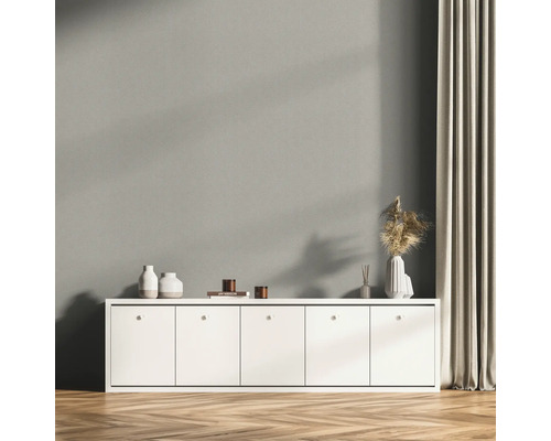 Wohnraum mit Sideboard, Dekoration und Vorhang