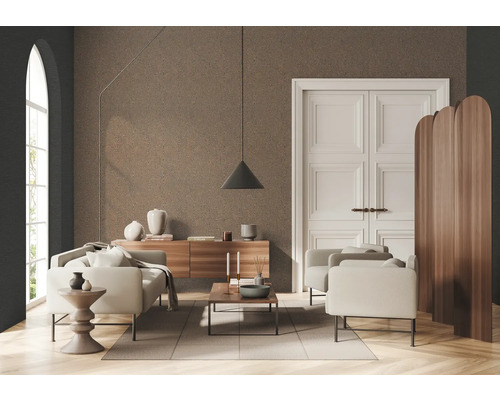 Wohnzimmer mit Sofa, Sessel, Holztisch, Schrank und dekorativer Wand