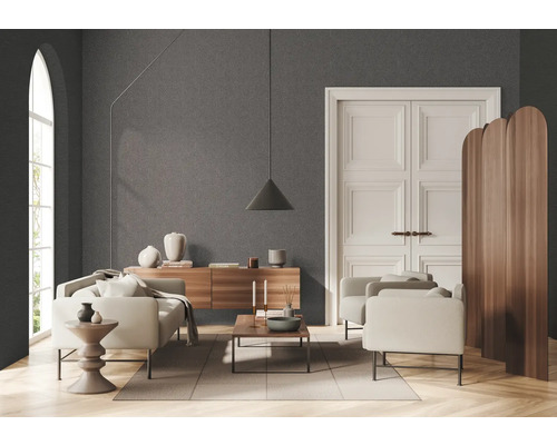 Wohnzimmer mit Sofa, Sessel, Kommode, Pendelleuchte und Paravent