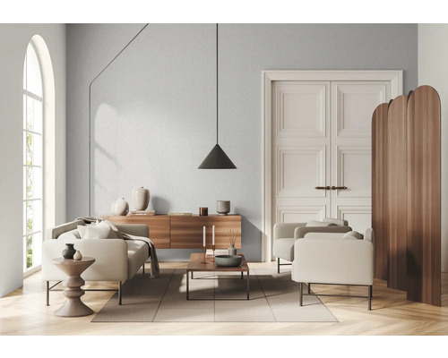 Helles Wohnzimmer mit Sofa, Sessel, Kommode, Pendelleuchte und Raumteiler
