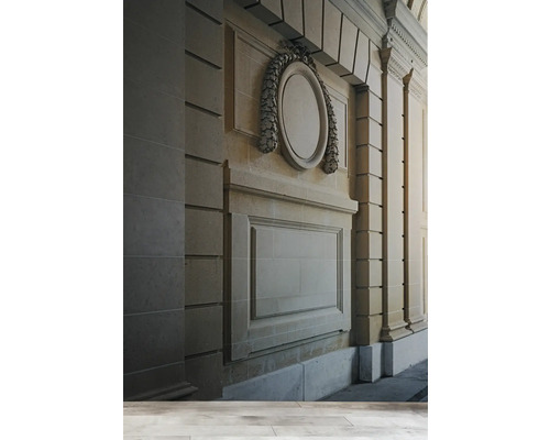 Detailansicht einer Fassade mit architektonischen Ornamenten