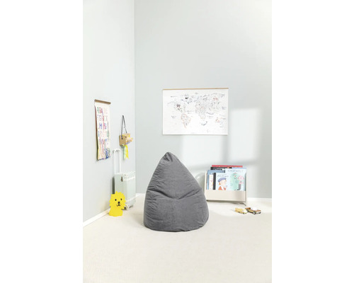 Kinderzimmer mit grauer Sitzsack, Weltkarte und Spielzeug
