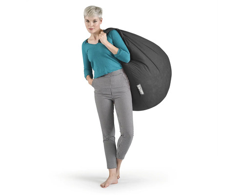 Frau mit einem grauen Sitzsack auf der Schulter.