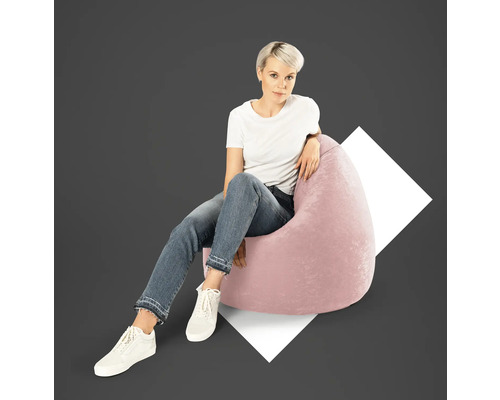 Frau sitzt auf einem rosafarbenen Sitzsack