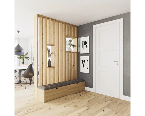 Heller Raum mit Holzfußboden, Raumteiler mit Regalen, Sitzbank, weißen Innentür und dekorativen Bildern