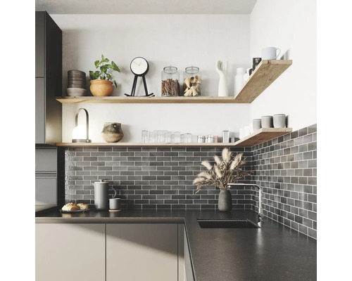 Küchenszene mit Regalen, Geschirr, Armatur und Fliesen