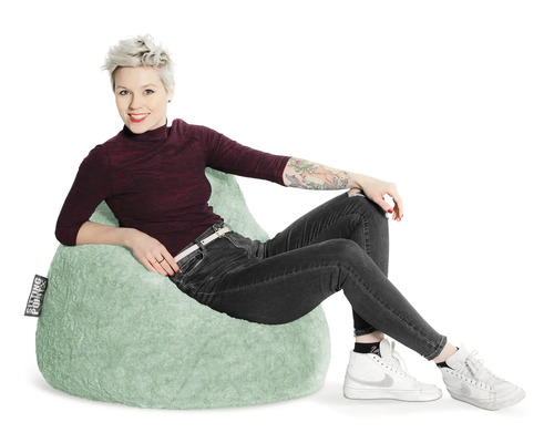 Frau sitzt auf einem Sitzsack.