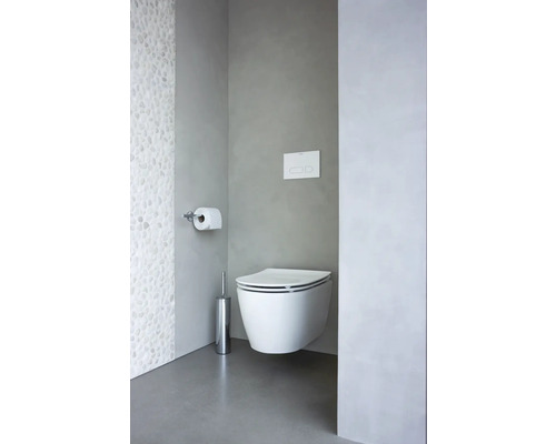 Modernes Badezimmer mit Wand-Tiefspül-WC, Toilettenpapierhalter und WC-Bürste