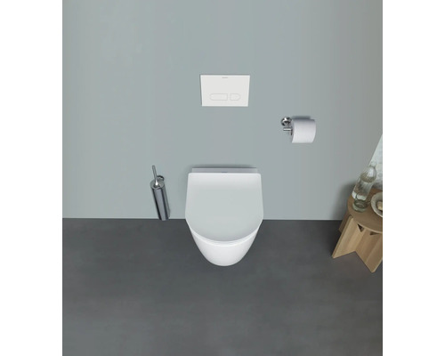 Modernes Badezimmer mit wandhängendem WC, Betätigungsplatte und WC-Bürste