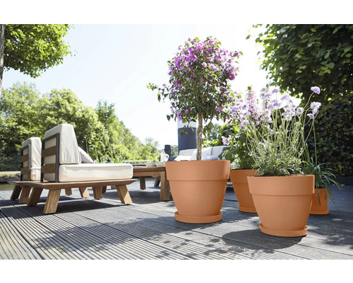 Terrasse mit Pflanzkübeln, Gartenmöbeln und Bepflanzung