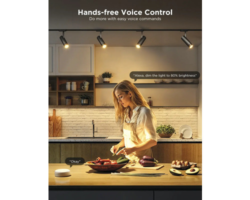 Frau in Küche mit sprachgesteuerter Beleuchtung über der Küchentheke