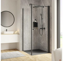 Duschkabine mit schwarzem Rahmen, Kopfbrause und Handbrause in einem modern eingerichteten Badezimmer