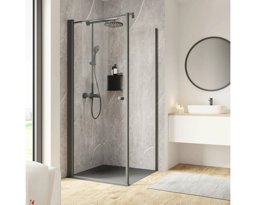 Duschtür mit Seitenwand mit Drehtür SCHULTE Garant 2.0 ExpressPlus 90 x 90 x 200 cm Profil schwarz Klarglas schmutzabweisende Glasbeschichtung Türanschlag links Seitenwandanschlag rechts Badezimmer Szene mit Duschkabine aus Glas und Duscharmatur