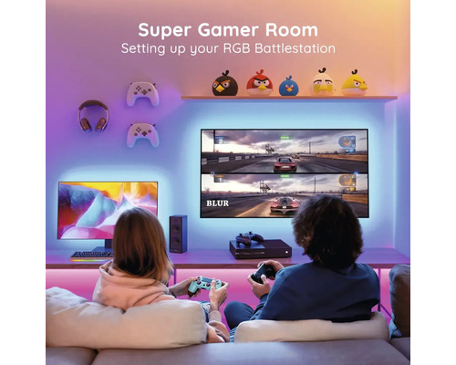 Einrichtung eines Gamer-Zimmers mit Bildschirmen, Spielkonsolen, LED-Leuchten und Dekorationsartikeln.