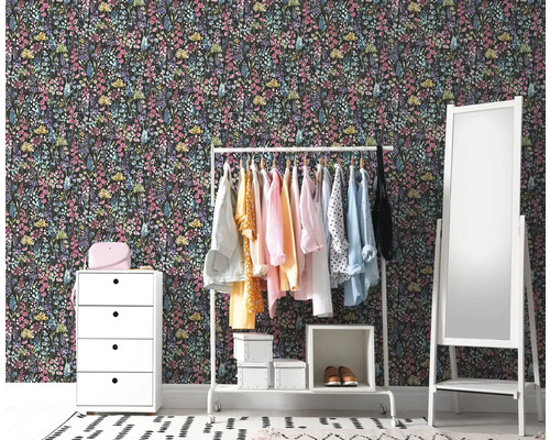 Dekorative Zimmer Szene mit Blümchentapete, Kommode, Kleiderständer und Spiegel