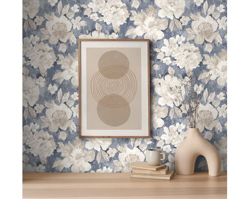 Szene mit Blumentapete, Bild, Vase und Tisch