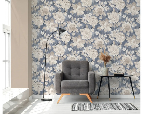 Wohnzimmer mit blumiger Tapete, Sessel, Stehlampe und Tisch