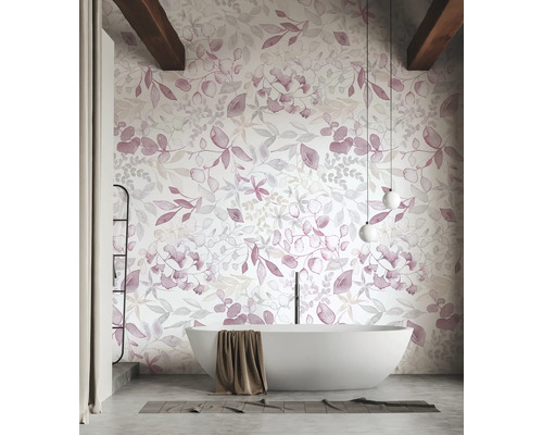 Badezimmer mit freistehender Badewanne und floraler Tapete