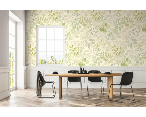 Esszimmer mit Esstisch und floraler Tapete in Grüntönen