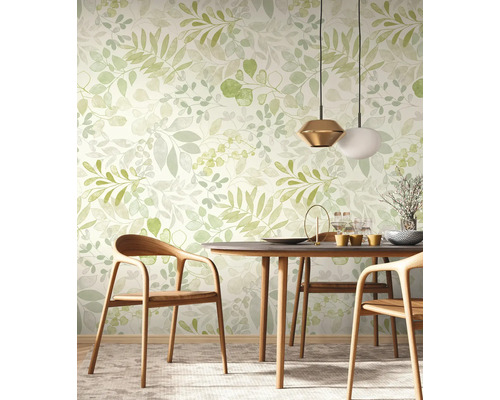 Esszimmer mit Tisch, Stühlen und botanischer Tapete