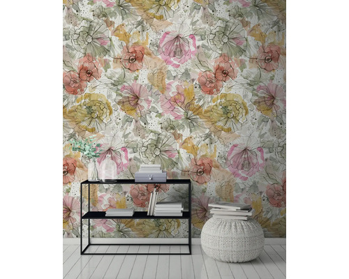 Szene mit floral gemusterter Tapete, Regal, Büchern und Sitzhocker