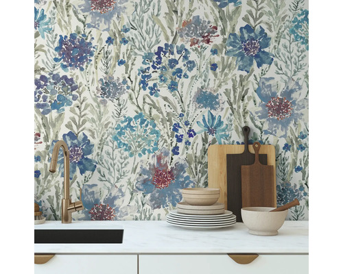 Küchenszene mit floraler Tapete, Spüle, Geschirr und Schneidebrettern.