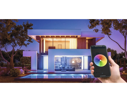 Modernes Haus mit Außenbeleuchtung, gesteuert per Smartphone-App