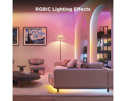 Wohnzimmer mit RGBIC-Beleuchtungseffekten, inklusive Sofa, Sesseln und Kunstwerken.