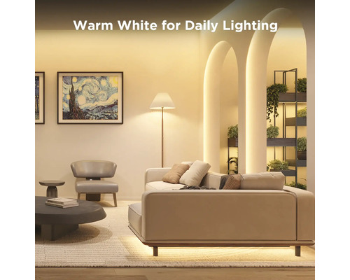 Wohnzimmer mit Sofa, Sessel, Stehlampe, Kunstwerk und Pflanzenregal, beleuchtet mit warmweißem Licht für die tägliche Beleuchtung.