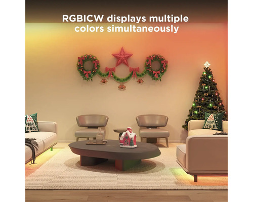 Wohnzimmerdekoration mit mehrfarbigen LED-Leuchten, Weihnachtsbaum und Möbeln