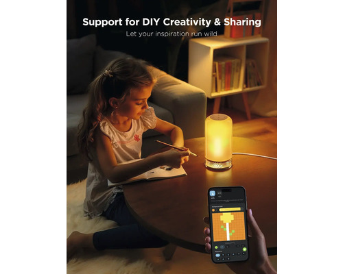 Ein Mädchen sitzt an einem Tisch und zeichnet, während eine Lampe leuchtet und ein Smartphone eine App zur Lichtsteuerung anzeigt.