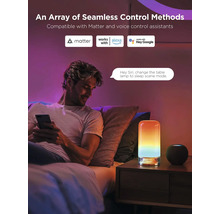 Mann benutzt Sprachsteuerung für eine Tischlampe im Schlafzimmer mit Matter Logo, funktioniert mit Alexa Logo und funktioniert mit Hey Google Logo