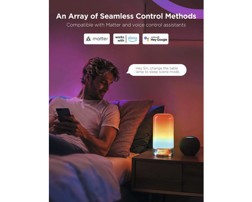 Mann benutzt Sprachsteuerung für eine Tischlampe im Schlafzimmer mit Matter Logo, funktioniert mit Alexa Logo und funktioniert mit Hey Google Logo