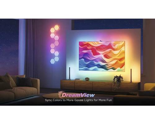 Wohnzimmer mit farbiger Govee DreamView Beleuchtung an Fernseher, Wand und Stehleuchten