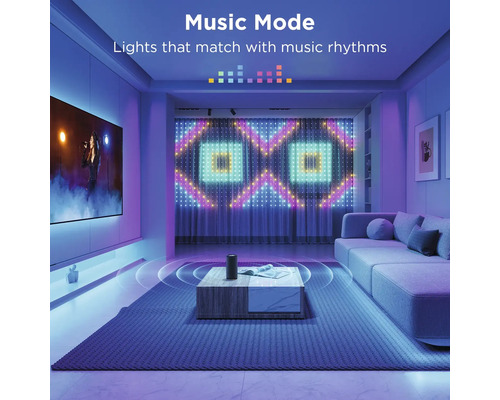 Wohnzimmer mit LED Vorhängen im Musikmodus, Sofa, Teppich und Couchtisch
