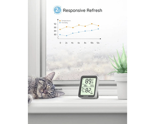 Digitales Thermometer und Hygrometer der Marke Govee auf einer Fensterbank mit einer schlafenden Katze und einer Zimmerpflanze