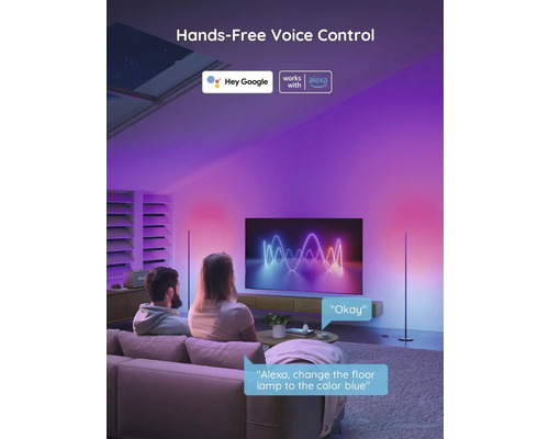 Wohnzimmer mit zwei Personen auf einem Sofa, die eine per Sprache gesteuerte Stehlampe bedienen. Kompatibel mit Google Assistant und Alexa.