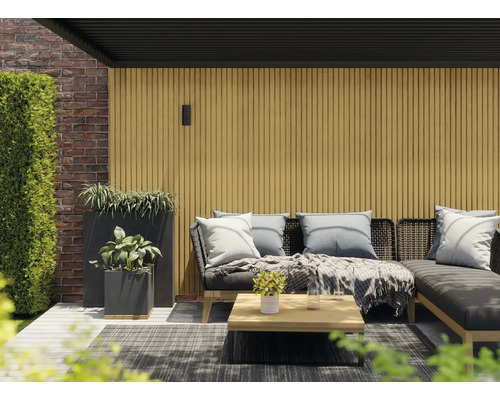 Terrassenszene mit Lounge-Möbeln, Pflanzen und Holzverkleidung für den Außenbereich.