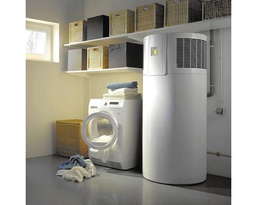 Waschküche mit Wäschetrockner, Wäsche und Wärmepumpe